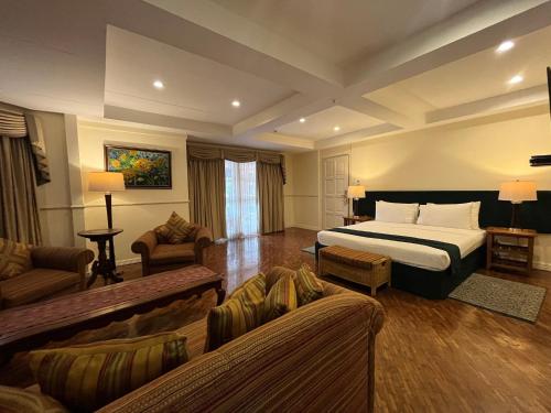 杜马格特Coco Grande Hotel的酒店客房,配有床和沙发