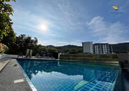 峇都丁宜Bahang Bay Hotel的建筑物屋顶上的游泳池