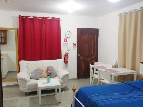 圣斐利-银港Dominican Suite 21, Amazing Apt/Studio (DS21)的带沙发和桌子的房间以及红色窗帘