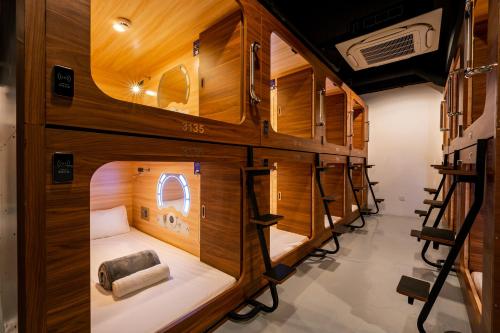 哥打京那巴鲁Jpod Capsule Hotel的客房内的一组双层床