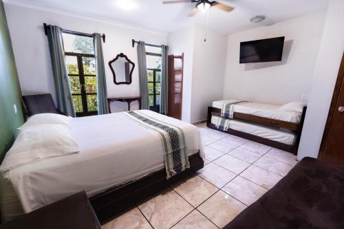 特基拉Habitación privada en el centro de Tequila的一间卧室配有一张床和一台电视。