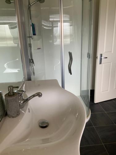 陶波Large stand alone home with two living areas.的浴室配有白色水槽和淋浴。