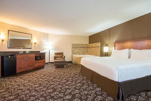 卡斯珀卡斯帕尔I-25快捷假日酒店的酒店客房设有一张大床和一台电视。