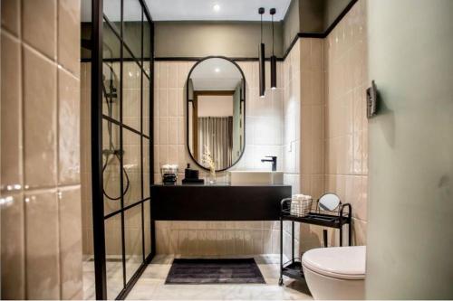 卡萨布兰卡Upscale flat with Gym的一间带水槽、卫生间和镜子的浴室