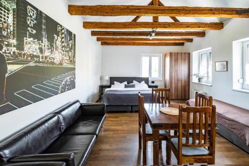 米库洛夫格列佛公寓酒店的客厅配有沙发、桌子和床。