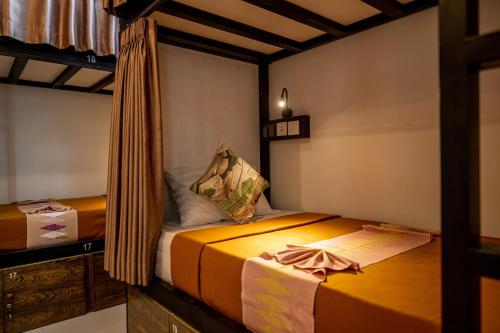 BatununggulThe Moon Hostel的一间小房间,内设两张床