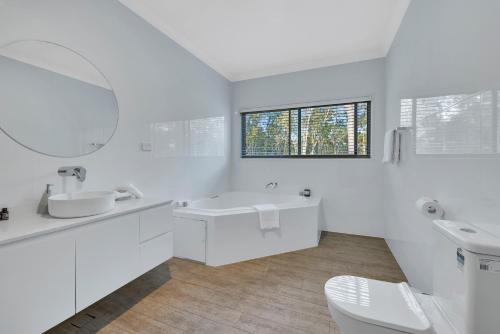 波高尔宾27 Rows on Hermitage的白色的浴室设有水槽和镜子