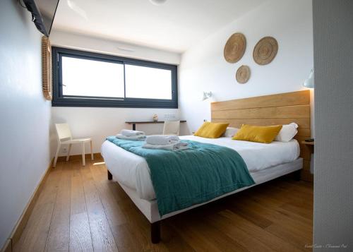 罗卡马杜尔贝拉若克之家酒店的一间卧室设有一张大床和一个窗户。