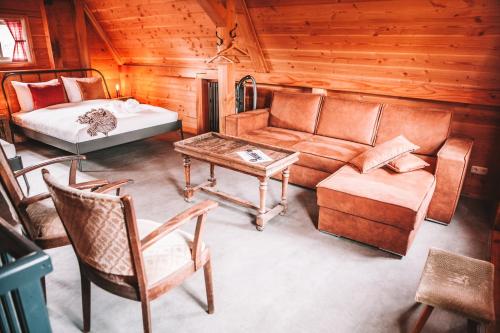 Sprang-CapelleCRASH'NSTAY - The Silo Bungalow的客厅配有沙发和1张床