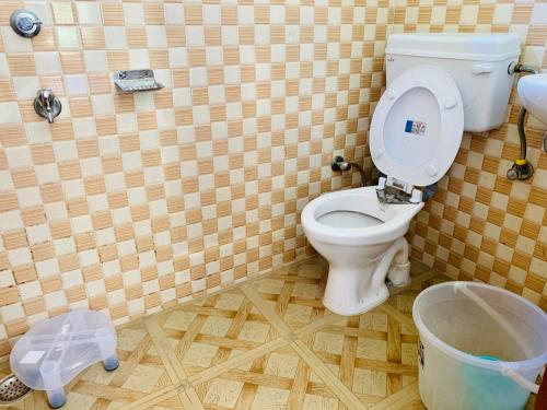 马拉里Hostel 360 Degree的一间带卫生间和垃圾桶的浴室