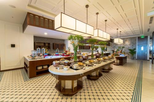 芽庄Potique Hotel的大房间提供自助餐,供应许多食物