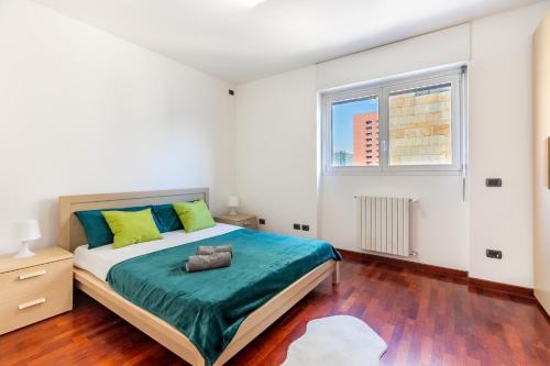 米兰Appartamento Bicocca - Affitti Brevi Italia的一间卧室设有一张床和一个窗口