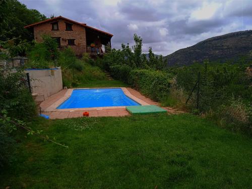 Casas del CastañarLa Seguirilla del Jerte的一座房子的院子内的游泳池