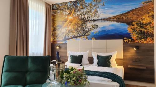 梅灵Hotel "Zum Moseltal"的酒店客房设有一张床,墙上挂有绘画作品
