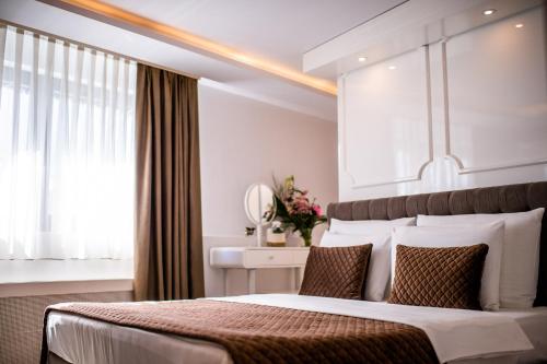 贝尔格莱德Amsterdam Hotel的一间卧室设有一张大床和一个窗户。