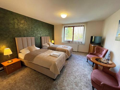 维尔奇斯拉夫科夫TATRANSKY DOM sk的酒店客房,配有两张床和椅子