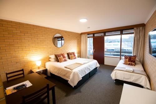 克莱尔Bentley's Hotel的酒店客房设有两张床和窗户。