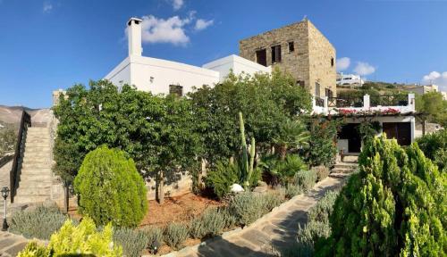 金尼昂SYROU LOTOS Studios & Apartments的一座教堂,在一座建筑前方,有一个花园