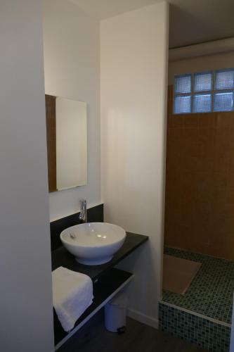 特雷沃 - 特雷吉涅克Kerbugalic GR34的一间带水槽和镜子的浴室