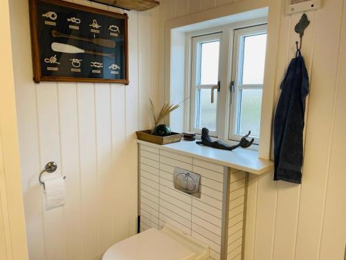 维泽桑讷Harbour Living的一间带卫生间和窗户的浴室