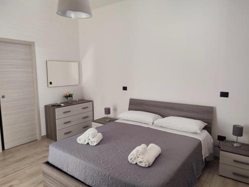 桑吉内托B&B Il Castello的一间卧室配有一张床,上面有两条毛巾