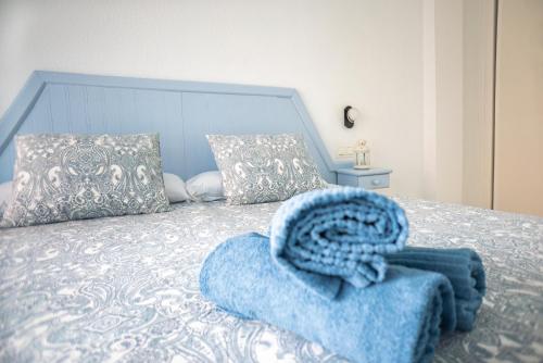 多列毛利诺斯Apartamentos El Velero的一间卧室配有一张蓝色床头板的床