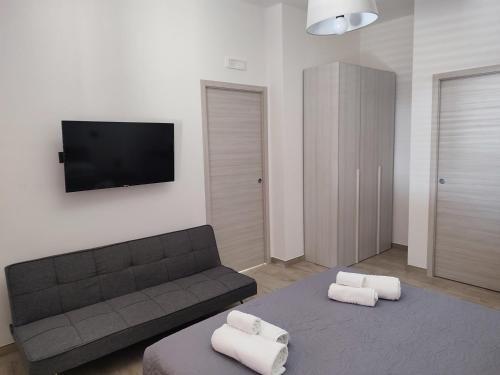 桑吉内托B&B Il Castello的带沙发和平面电视的客厅