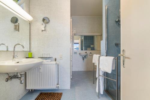 安特卫普Fuths Loft Penthouse 85的白色的浴室设有水槽和淋浴。