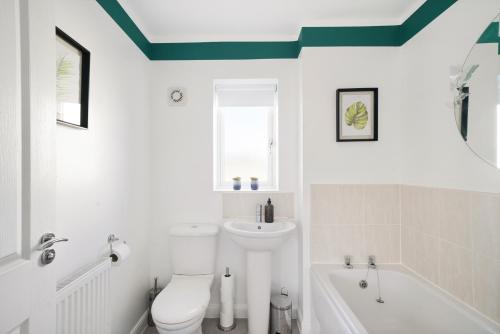伍尔弗汉普顿Ideal 3 bed House in Wolverhampton - Parking的浴室配有白色卫生间和盥洗盆。