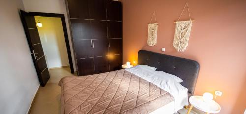 卡拉维塔Ξενώνας Βυσωκά的一间卧室配有一张带棕色床罩的床