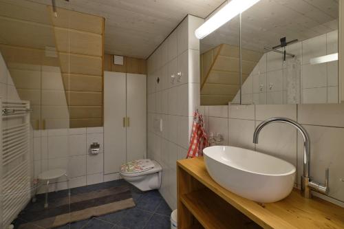 瓦森Ferienwohnung的一间带水槽和卫生间的浴室