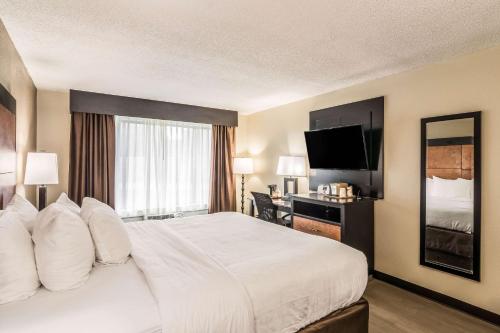彭萨科拉Quality Inn的酒店客房,配有床和电视