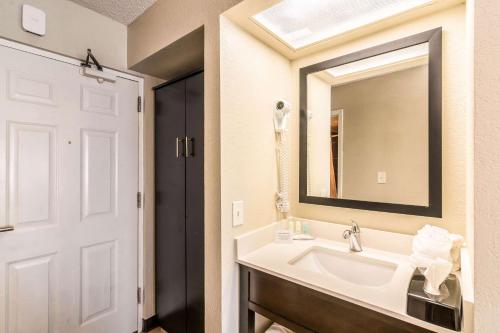 彭萨科拉Quality Inn的一间带水槽和镜子的浴室