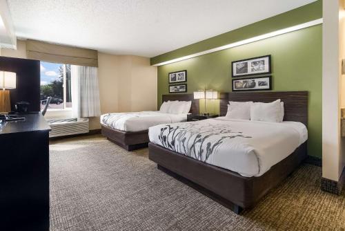 苏福尔斯苏福尔斯机场司丽普酒店的酒店客房配有两张床和一张书桌