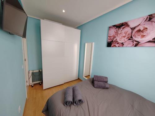 马德里Apartamento Manuel Becerra的一间卧室配有一张床和玫瑰海报