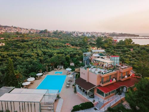 基帕里夏Apollo Resort Art Hotel的享有带游泳池的房屋的空中景致