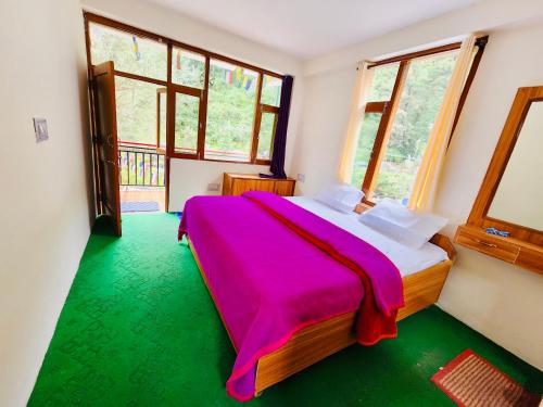 马拉里Hostel 360 Degree的一间卧室配有一张带粉色毯子的床