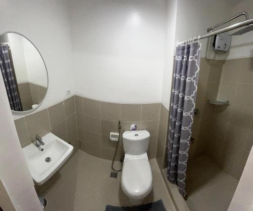 马尼拉South Residences Tower 3的一间带卫生间、水槽和镜子的浴室
