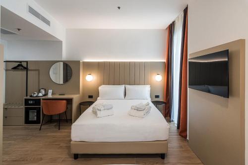 米兰BB Hotels Smarthotel Duomo的配有一张床和一张书桌的酒店客房
