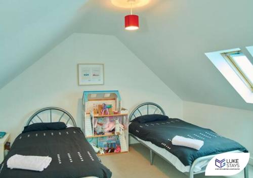 West CornforthLuke Stays - The Green的带2张床的阁楼客房
