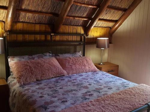 普利登堡湾SHABBY FUFU LIFESTYLE FARM的一间卧室设有一张床和木制天花板