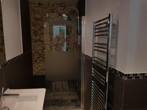 Villeneuve-Saint-DenisLa suite musicale的带淋浴、盥洗盆和浴缸的浴室