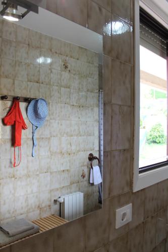 巴约讷Altos de Baiona - Habitación privada的浴室设有镜子、暖气和窗户