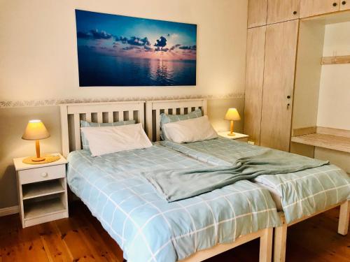斯瓦科普蒙德秘密花园旅馆的一间卧室配有一张带蓝色棉被的床
