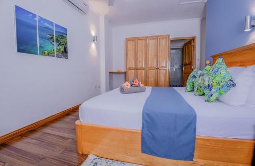 贝尔欧布莱卡夫假日公寓的一间卧室配有一张带蓝色毯子的大床