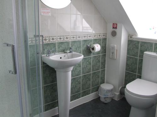 韦茅斯Lichfield House的一间带水槽和卫生间的浴室
