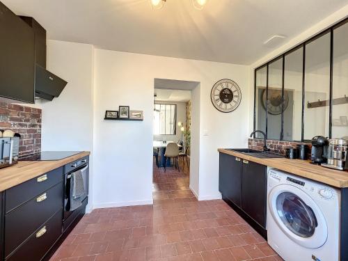 日安Appart LA MANUFACTURE - Maison 1911 - confort & prestige的厨房配有洗衣机和烘干机