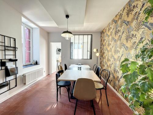 日安Appart LA MANUFACTURE - Maison 1911 - confort & prestige的一间带桌椅的用餐室