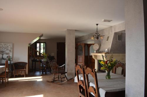 奥维多el calero的厨房以及带桌椅的用餐室。