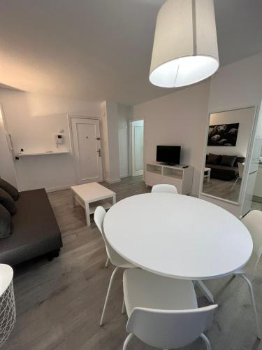 萨拉戈萨Apartamento 1 dormitorio cerca hospitales的白色的客厅配有白色的桌子和椅子